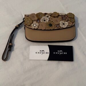 Coach 1941 Tan Wristlet with tearose Appliqué. RARE